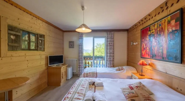 Трёхместный номер Classic Hôtel Restaurant Le Bois Joli et SPA