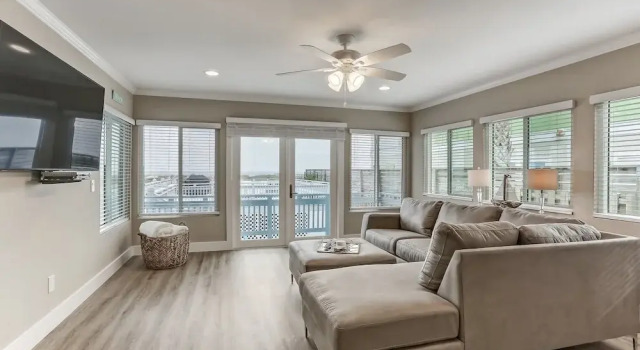 Коттедж Sparkling Retreat Steps to Beach Fenced Backyard Snowbird Availability