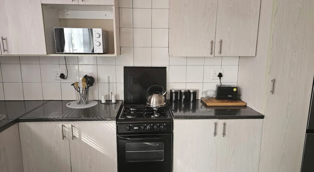 Апартаменты Deluxe Amberdale Estate Self Catering - Twin rooms with shared external bathroom and lounge