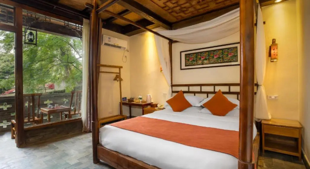Двухместный номер Deluxe Yangshuo River Lodge Hotel--English speaking team&Swimming pool&Activties organized&Free pick up from Airport or TS over 3 nights