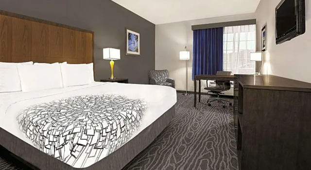 Номер Standard La Quinta Inn & Suites by Wyndham Mercedes Outlet Mall