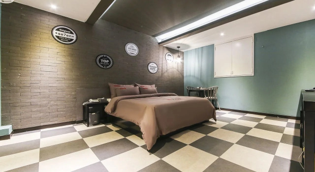 7th Street THE PLAY Hotel