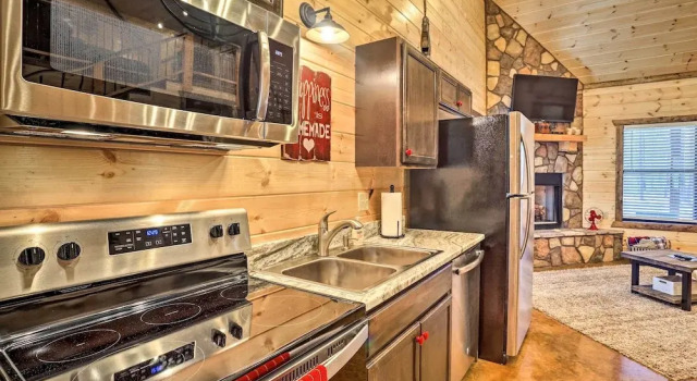 'the Breeze' - Broken Bow Cabin w/ Hot Tub & Deck!, Boek Vakantiehuis Broken Bow Oklahoma