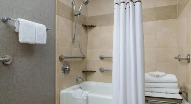 Двухместный номер Accessible Hilton Charlotte University Place