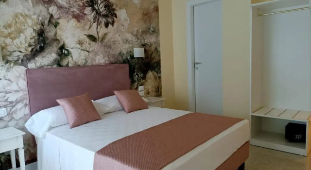 Двухместный номер Deluxe с балконом Guest House Train Station Venice - Atika & Atif