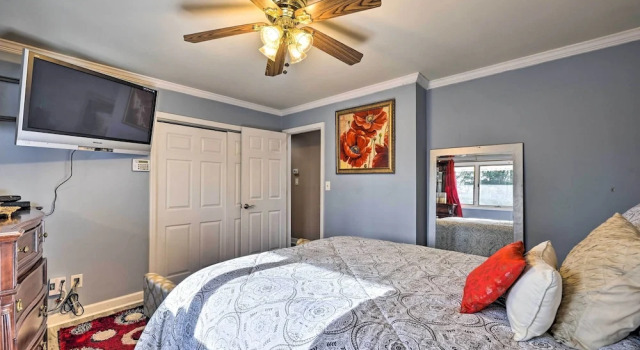 Коттедж Quiet Commack Cottage w/ Pool, 8 Mi to Beach!