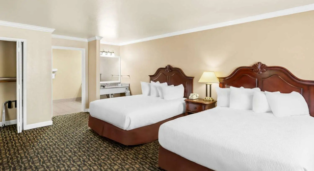 Четырёхместный номер Standard с частичным видом Best Western Miners Inn Yreka