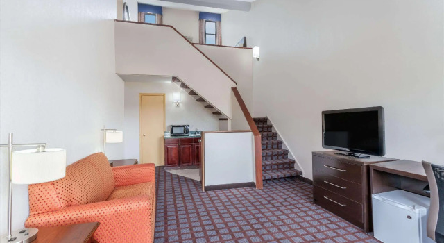 Двухместный люкс Days Inn by Wyndham Woodbury Long Island