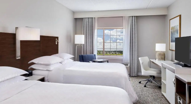 Четырёхместный номер Standard Sheraton Jacksonville Hotel
