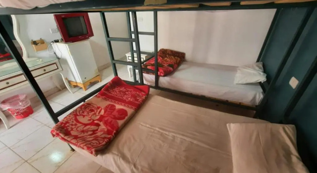 Кровать в общем номере (мужской номер) Octopus Hotel