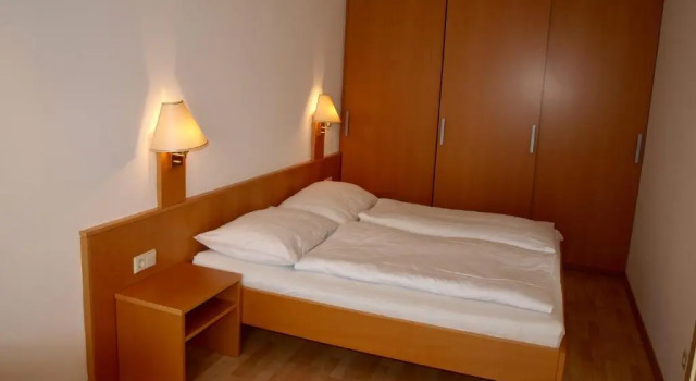 Charmantes Apartment mit Terrasse zum Garten nahe Wien, Book Apartment Hotels in Vienna surrounding with Parking, Parking