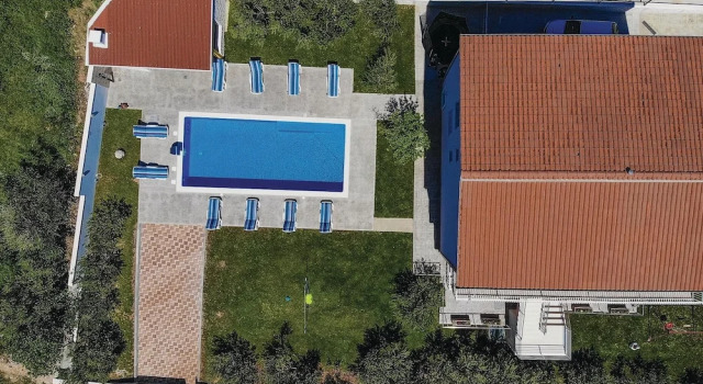 Nice Home in Kastel Kambelovac With Wifi and 4 Bedrooms, Rezerwuj Hotel Hotele w Split-Dalmatia County z parkingiem, Parking