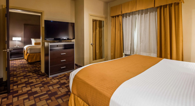 Четырёхместный люкс Best Western Windsor Pointe Hotel & Suites-Frost Bank Center