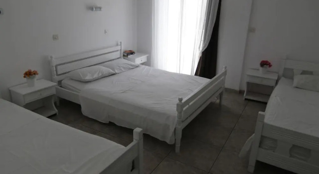 Четырёхместный номер Economy с балконом Armadoros Hotel / Ios Backpackers