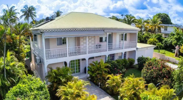 La Villa Mussanda avec piscine, Réserver Villa Cottages à Basse-Terre, Cottage