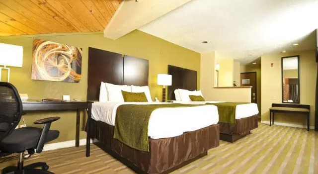 Кровать в общем номере Best Western Norwalk