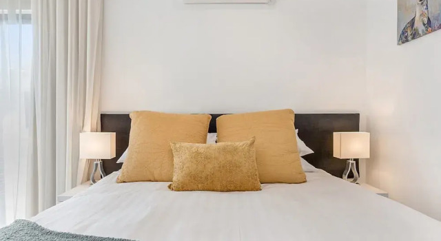 Gorgeous 3-bed House With Spacious Shared Backyard, Book Apartment Melbourne 