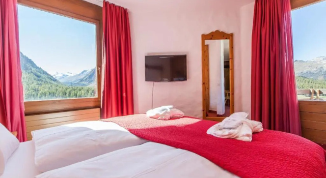 Двухместный номер Classic с балконом и с видом на горы Hotel Rosatsch Stammhaus