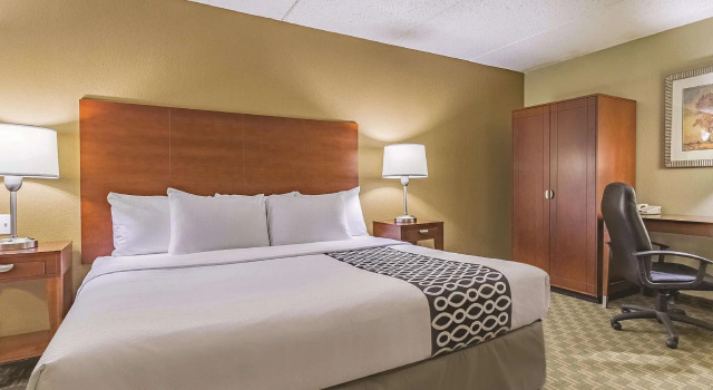 Двухместный люкс Deluxe La Quinta Inn & Suites by Wyndham Cleveland Airport West
