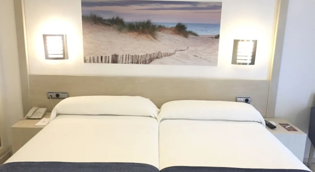Трёхместный номер с балконом Hotel Spa Cádiz Plaza