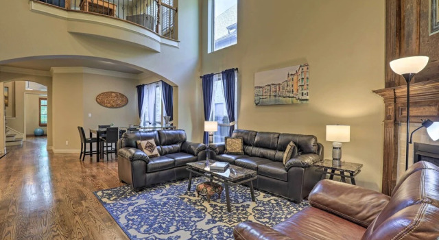 Chic Family-friendly Home in Irving w/ Yard!, Забронировать Дом для отпуска Виллы Ирвинг, Вилла