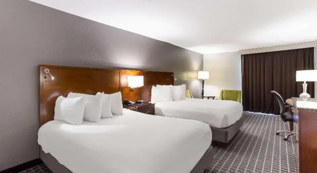 Четырёхместный номер Standard с балконом SureStay Plus Hotel by Best Western Greenwood
