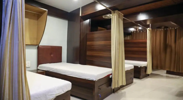 Кровать в общем номере Hotel Alibaba Mumbai