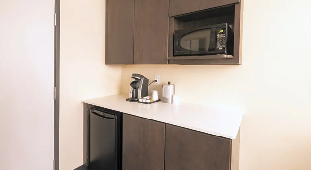 Четырёхместный люкс c 1 комнатой Holiday Inn Hotel & Suites - Mount Pleasant by IHG
