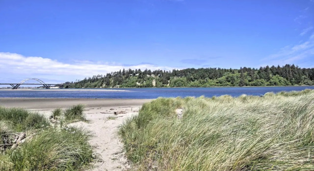Waldport Townhome w/ Dog Run on Alsea Bay!, Prenota Appartamento Waldport 