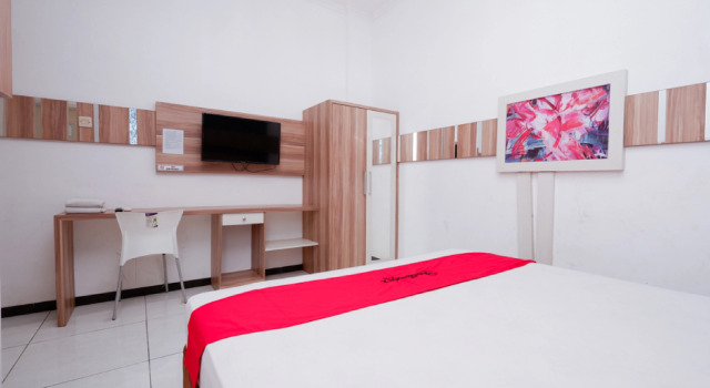 RedDoorz near Plaza Simpang Lima