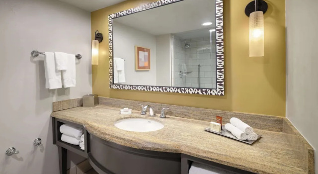 Четырёхместный номер Standard с балконом и с видом на горы Hilton Sedona Resort at Bell Rock