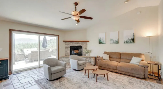 Hot Tub + Game Room: Family Retreat in Groveland!