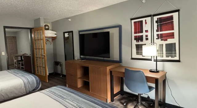 Четырёхместный люкс AmericInn by Wyndham, Galesburg, IL