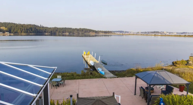 Двухместный люкс с видом на океан Birds of a Feather Victoria Oceanfront Studio Suites