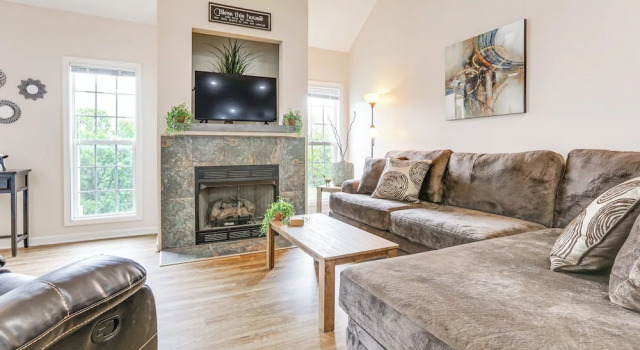 Коттедж с 4 комнатами с балконом Spacious Frankfort Retreat on Bourbon Trail!