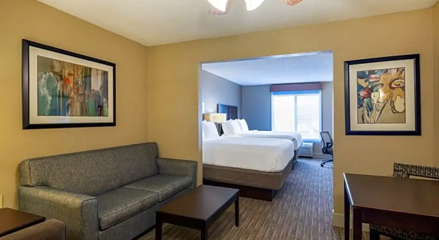 Четырёхместный люкс Holiday Inn Express Gas City by IHG