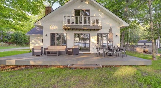 Коттедж с 3 комнатами с балконом Scenic Cottage w/ Private Dock on Torch Lake