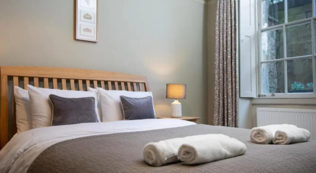 Апартаменты Stunning Royal Crescent Apartment with 3 Bedrooms