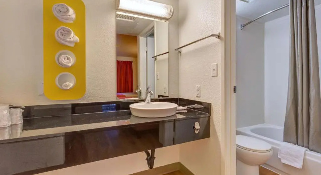 Четырёхместный номер Standard Super 8 by Wyndham Santa Rosa North