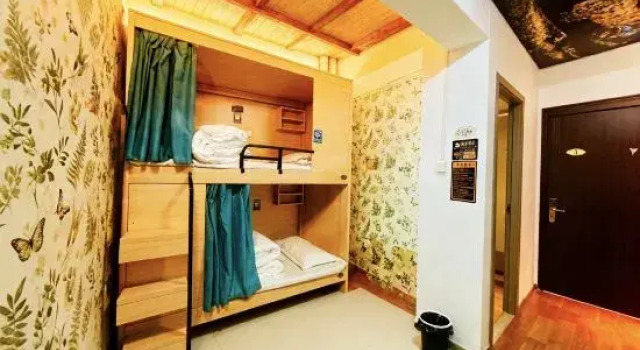 Кровать в общем номере Starry Sky Rooftop Hostel (Wuhan Hanzheng Street Subway Station)