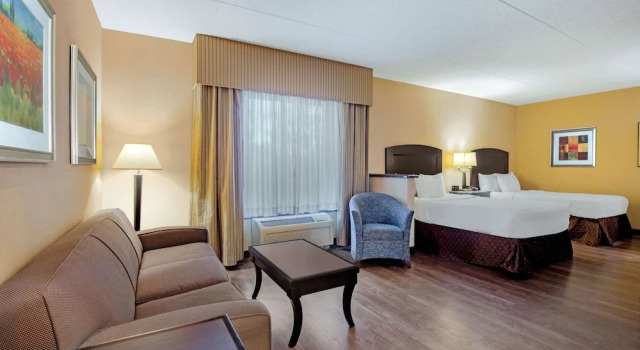 Люкс La Quinta Inn & Suites Bel Air I-95 Exit 77A