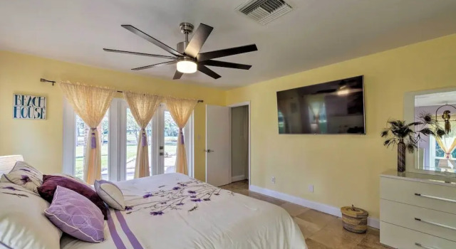 Bayfront Florida Retreat w/ Boat Lift & Fire Pit!, Réserver Maison de vacances Crystal River 