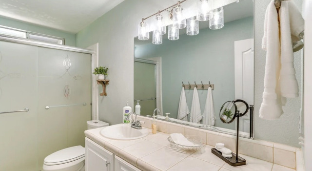 Коттедж Quiet Redding Getaway ~ 7 Mi to Downtown!