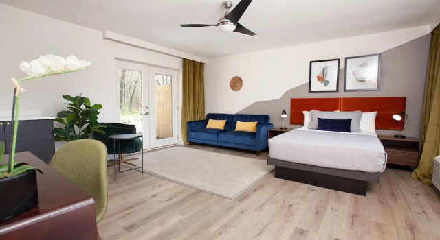 Люкс 4411 Inn & Suites
