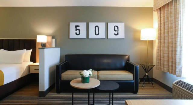 Двухместный люкс с видом на реку Oxford Suites Spokane Valley