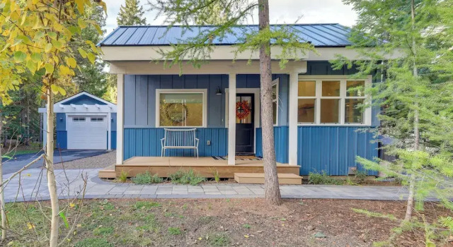2 Mi to Payette Lake: Charming Cottage w/ Hot Tub!, Забронировать Дом для отпуска Отели Мак-Колл с парковкой, рядом с McCall Golf Club, Парковка