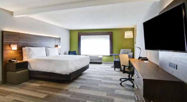 Четырёхместный номер Standard Holiday Inn Express Hotel & Suites Toronto - Markham by IHG
