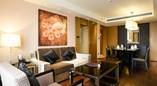 Люкс с 2 комнатами Lee Garden Service Apartment