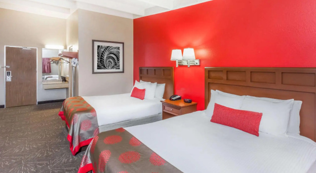 Четырёхместный люкс c 1 комнатой Ramada by Wyndham Hammond Hotel & Conference Center