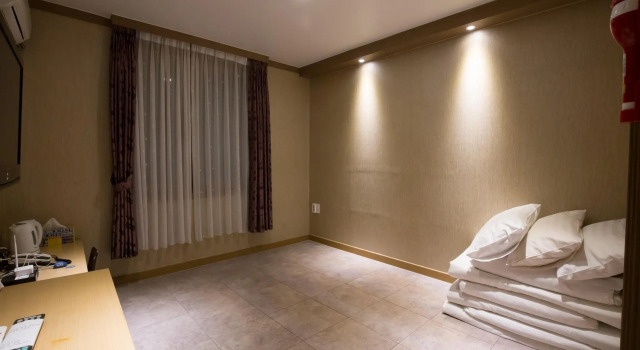 Sunrise Hill Tourist Hotel